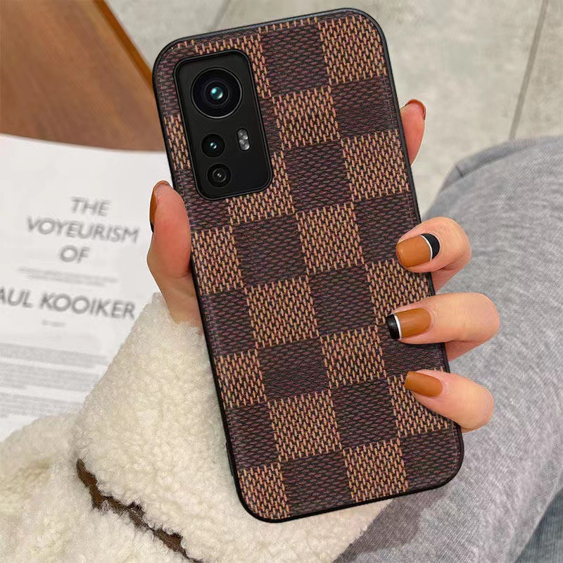 Det er velegnet til Xiaomi12Pro Luxury Mobile Phone Case. Det er helt indpakket med stort brand imitation læder for hånd. Det er et efterårsbevis og ridsesikker beskyttende læderhus